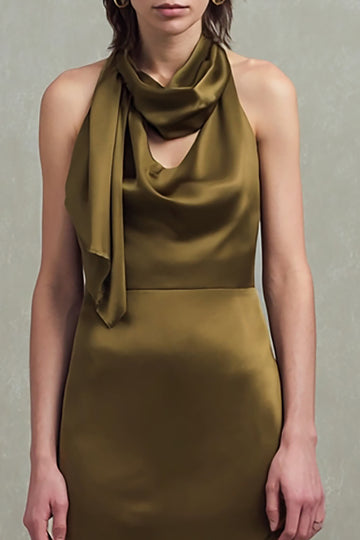 Robe longue formelle fourreau en satin olive avec volants